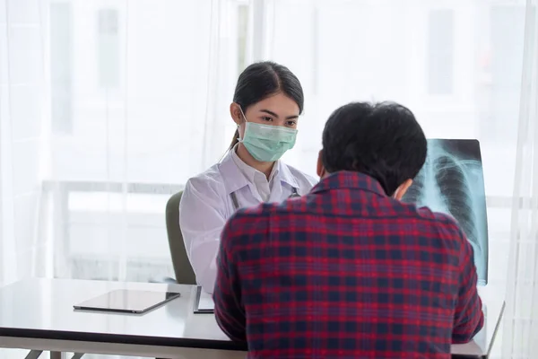 Młoda Azjatka Lekarz Wyjaśniający Prześwietlenie Płuc Pacjenta Opieka Zdrowotna Koncepcja — Zdjęcie stockowe