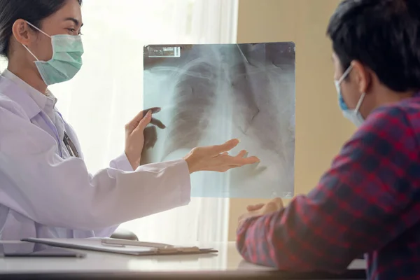 Young Asian Female Doctor Explaining Lung Ray Patient Healthcare Medical — Stock Photo, Image