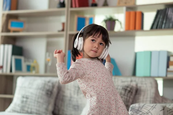 Glad Asiatisk Barn Har Roligt Att Lyssna Musik Med Hörlurar Stockfoto