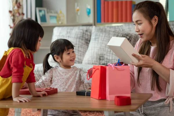Glada Asiatiska Familjebarn Ger Present Till Sin Mamma Presentförpackning Och Stockfoto