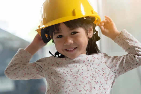 Ung Asiatisk Barningenjör Med Hjälm Utbildning Och Yrke Royaltyfria Stockbilder