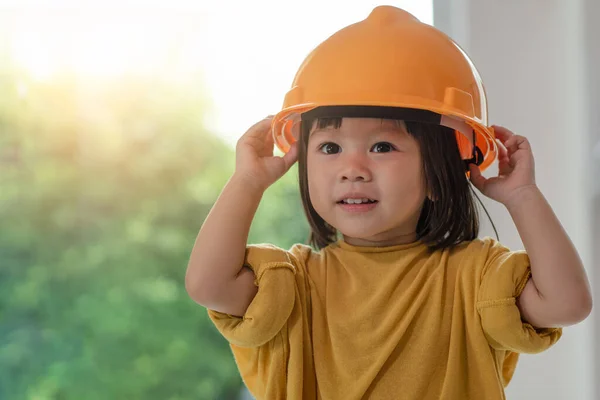 Ung Asiatisk Barningenjör Med Hjälm Utbildning Och Yrke Stockbild