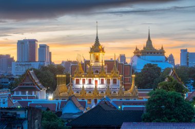 Wat Ratchanatdaram ve Loha Prasat Metal Şatosu 'nun gündoğumu, tarihi ve ünlü Bangkok şehri Tayland manzarası