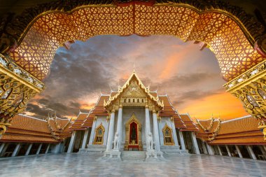Wat Benchamabophit (Benjamaborphit) dusitvanaram veya mermer tapınak gündoğumunda, Bangkok, Tayland