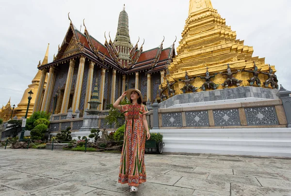 Giovani Donne Asiatiche Turistiche Che Viaggiano Wat Phra Kaew Wat — Foto Stock