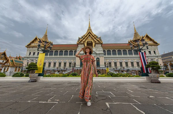 バンコクの王宮やチャクリ プラサート玉座ホール 旅行者 旅のコンセプトで旅行する若いアジアの女性 — ストック写真