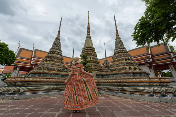 Joven Turista Asiática Viajando Wat Bangkok Tailandia Viajero Viaje Concepto — Foto de Stock