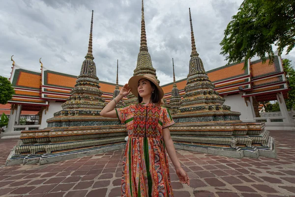 Молодые Азиатские Женщины Туристы Путешествующие Wat Бангкок Таиланд Путешественник Путешествие — стоковое фото