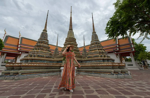 Joven Turista Asiática Viajando Wat Bangkok Tailandia Viajero Viaje Concepto — Foto de Stock