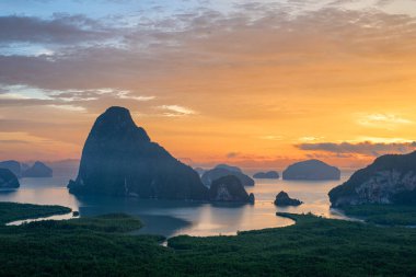 Samet Nangshe 'den Phang Nga Körfezi' nin görüntüsü gün doğumunda, güney Tayland 'da.