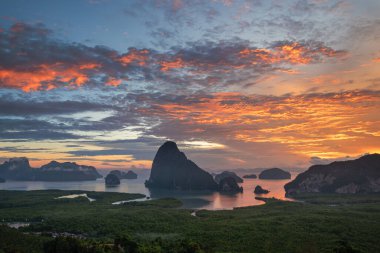 Samet Nangshe 'den Phang Nga Körfezi' nin görüntüsü gün doğumunda, güney Tayland 'da.