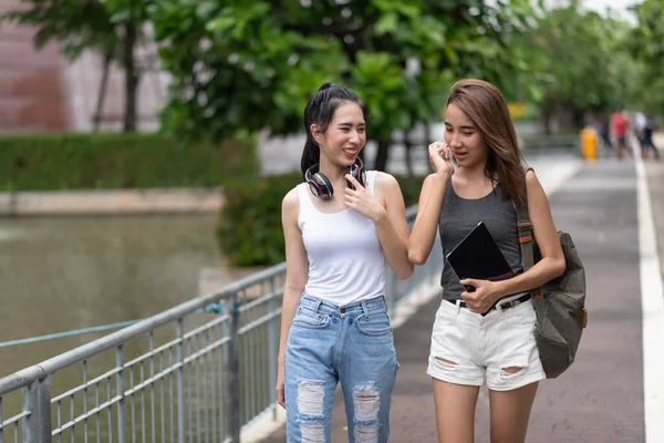 Two Young Asian College Students Talking While Walking Campus — Stock Photo, Image