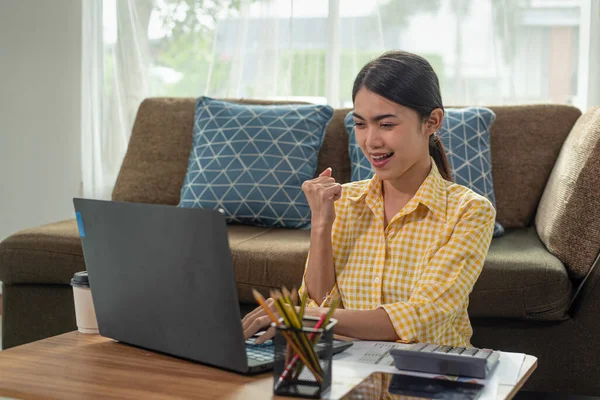 Vacker Ung Asiatisk Affärskvinna Arbetar Med Bärbar Dator Hennes Hus Stockbild