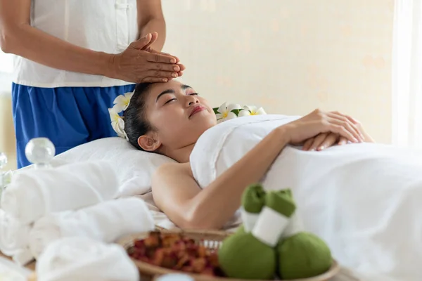 Joven Asiática Recibiendo Masaje Salón Spa Disfrutando Relajándose Concepto Saludable — Foto de Stock