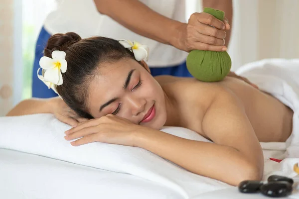 Jonge Aziatische Vrouw Het Krijgen Van Massage Met Thai Kruiden — Stockfoto