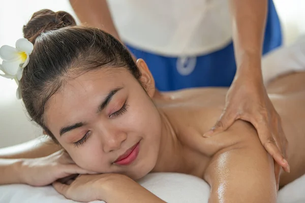 Ung Asiatisk Kvinna Att Massage Spa Salongen Njuta Och Koppla Stockfoto