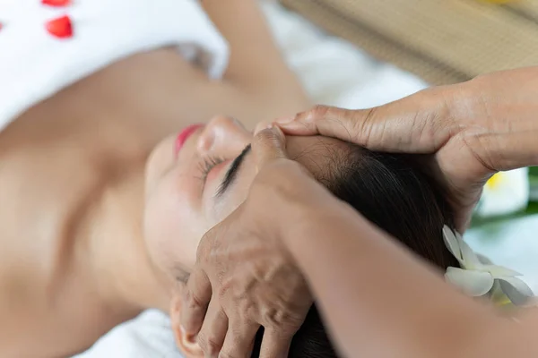 Mujer Asiática Joven Recibiendo Masaje Cabeza Disfrutando Relajándose Salón Spa — Foto de Stock