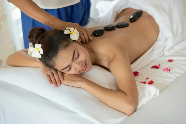 Mujer Asiática Joven Acostada Cama Masaje Con Piedras Calientes Tradicionales — Foto de Stock