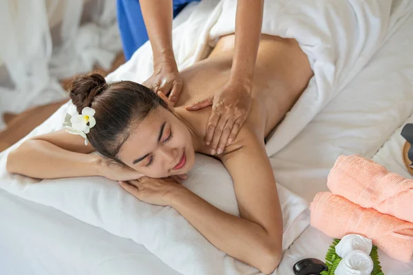 Joven Asiática Recibiendo Masaje Salón Spa Disfrutando Relajándose Concepto Saludable — Foto de Stock