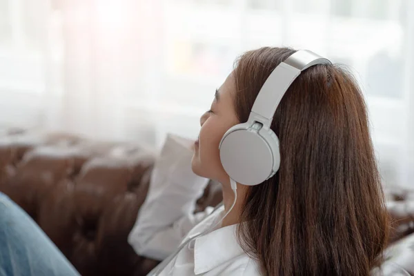 Retrato Mujer Joven Asiática Disfrutar Escuchando Música Con Auriculares Tiempo — Foto de Stock
