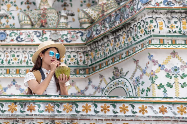 Giovani Donne Asiatiche Turistiche Che Tengono Cocco Viaggiano Wat Arun — Foto Stock
