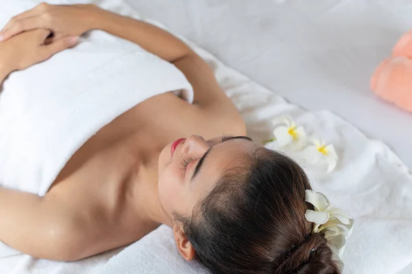 Jong Aziatisch Vrouw Liggend Massage Bed Ontspannen Spa Salon — Stockfoto