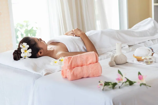 Jong Aziatisch Vrouw Liggend Massage Bed Ontspannen Spa Salon — Stockfoto