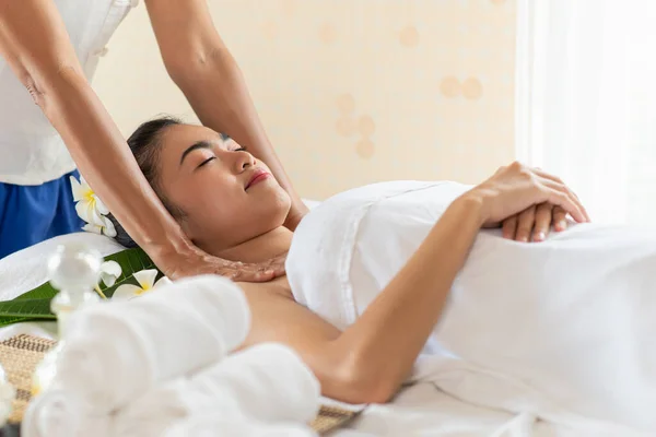 Mladá Asijská Žena Dostává Masáž Lázeňském Salonu Těší Relaxaci Zdravý — Stock fotografie