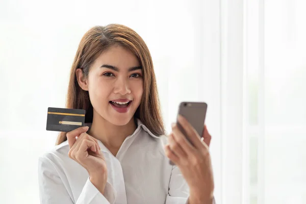 Retrato Una Joven Asiática Con Tarjeta Crédito Teléfono Móvil Concepto —  Fotos de Stock