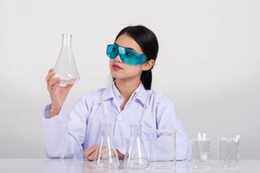 Test tüpü kullanan genç Asyalı bilim kadını klinik laboratuvar, bilim ve kimya konsepti, tıp teknolojisi araştırması yapıyor.