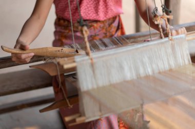 Geleneksel Tayland dokuma makinesiyle kadın eli dokuma makinesine yakın çekim