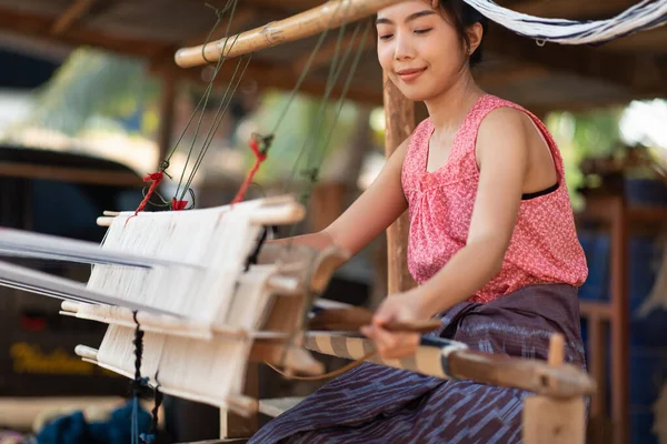 Mujeres Jóvenes Asia Tejiendo Con Tradicional Máquina Tejer Tailandesa —  Fotos de Stock