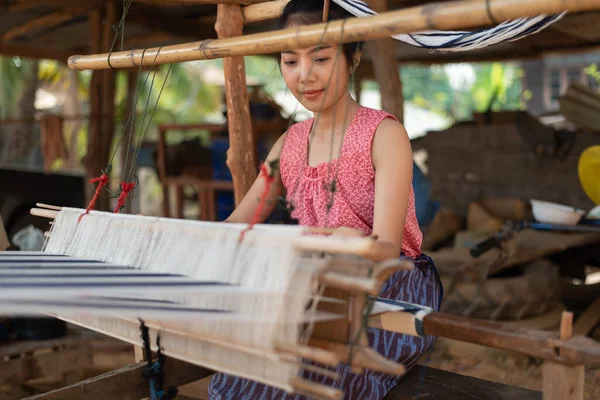 Mujeres Jóvenes Asia Tejiendo Con Tradicional Máquina Tejer Tailandesa —  Fotos de Stock