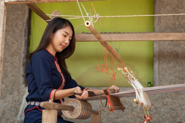 Young Asia Women Weaving Traditional Thai Weaving Machine — Stock Photo, Image