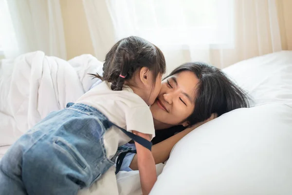 幸せなアジアの家族は子供を愛し 子供と彼女の妹はベッドで一緒にキスし リラックスし 愛と幸福の概念 — ストック写真