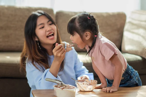 幸せなアジアの子供は彼女の姉 愛と幸福の家族の概念とアイスクリームを食べることを楽しむ — ストック写真