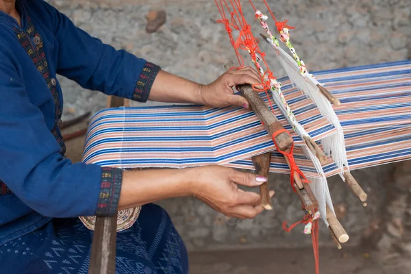 妇女用传统的泰国织机编织双手的特写 — 图库照片