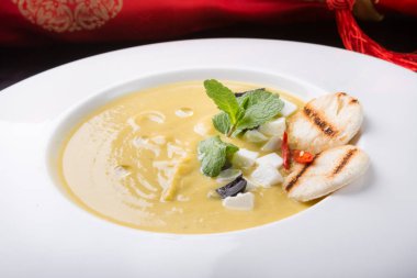 Krem peynir ve kruton kabak çorbası