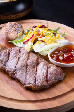 Ahşap bir gemide hizmet salata Izgara sığır eti biftek