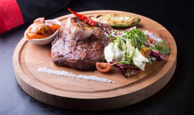 Bir gemide salata ile servis hazırlanmış Dana kaburga eti