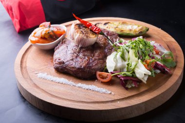 Bir gemide salata ile servis hazırlanmış Dana kaburga eti