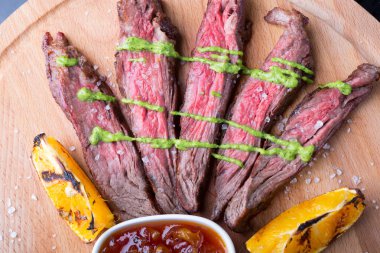 Ahşap tahta üzerinde kuşkonmaz ile servis sığır eti biftek dilimlenmiş