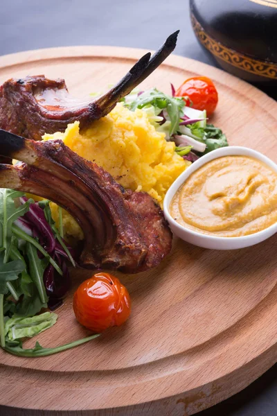 Carne Cordeiro Grelhada Servida Com Salada Uma Tábua Madeira — Fotografia de Stock