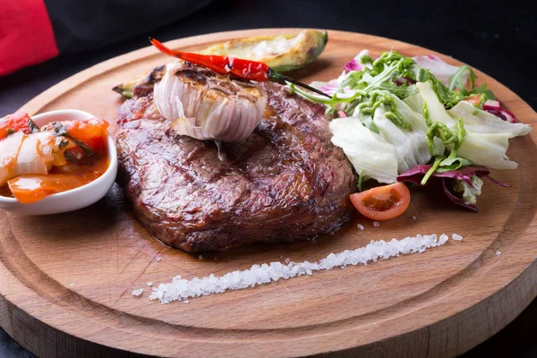 Bir gemide salata ile servis hazırlanmış Dana kaburga eti