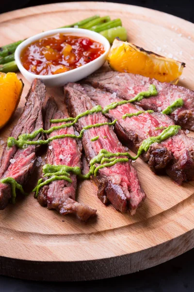 Filete Ternera Rodajas Servido Con Espárragos Sobre Tabla Madera — Foto de Stock