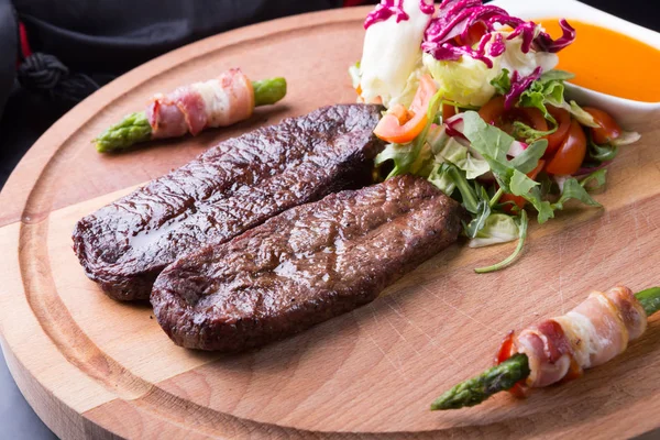 Hovězí Steaky Chřestem Salát Dřevěné Desce — Stock fotografie