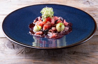 Avokado ve pancar çiğ et tartar çanak