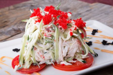 Kırmızı ve siyah havyar ile hizmet taze deniz ürünleri yengeç salatası