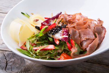 Sığır eti ve karışık salata peynir beyaz bir kase içinde servis