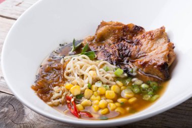 Sığır eti ve Mısır ile servis Asya erişte çorbası